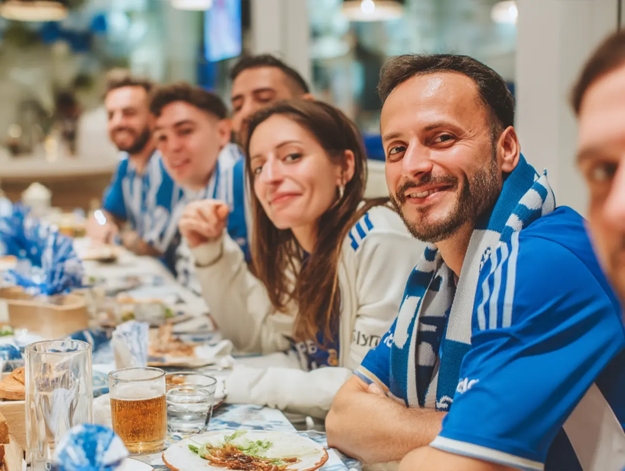 Peña futbolera celebrando tras una cena